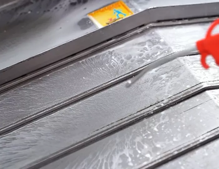 Limpieza de la mesa de trabajo del centro de mecanizado CNC vertical