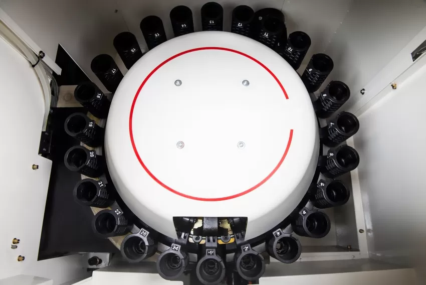 el cambiador automático de herramientas tipo brazo de un centro de mecanizado CNC